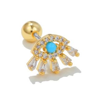 Detail van evil eye oorknopje met turquoise kraal en heldere trapezium zirkonia's