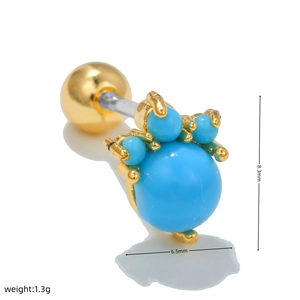 Detail van gouden piercing met blauwe edelstenen en spiraalsluiting in maat 8,3 mm