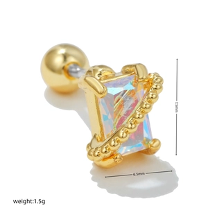 Macro-opname van de 7,5 mm vierkante Aurora Borealis barbell oorknop in goud