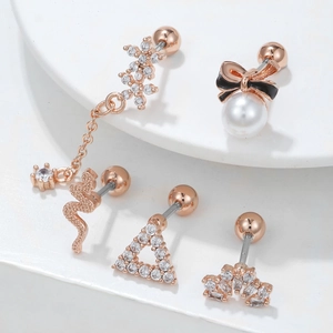 Set aus 18k Roségold-Ohrsteckern mit Schlangen- und Blumen-Quasten-Design auf weißem Podest
