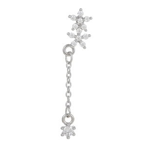 Detail der silbernen Schneeflocken-Ohrringe mit Kette und funkelndem Zirkonia