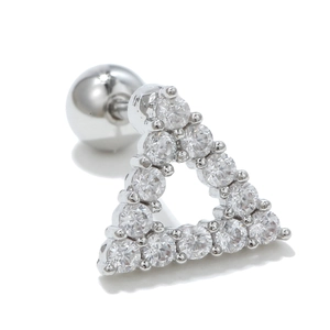 Nahaufnahme von silbernem Dreieck-Tragus-Piercing mit funkelndem Zirkonia-Stein