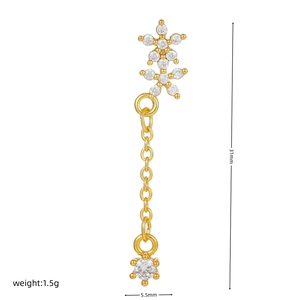 Makro-Detail von 18k vergoldeten Schlangen-Blumen-Ohrringen mit weißen Zirkonia-Steinen