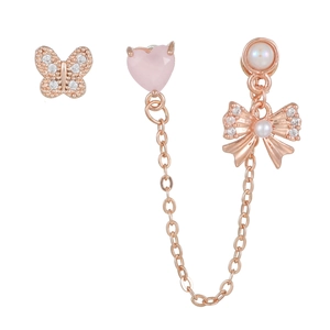 Détail de la boucle d'oreille papillon or rose avec cœur rose et gland perlé
