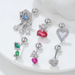 Set aus Edelstahl-Ohrsteckern mit bunten Zirkonia und herzförmigen Designs für Knorpel
