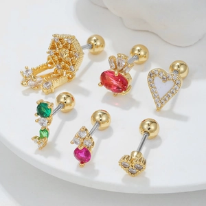 Set aus sechs goldenen Edelstahl-Ohrknorpelpiercings mit Herz- und Kronen-Zirkonia-Steckern