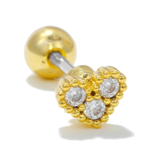 Makroaufnahme von Herz-Ohrstecker aus Gold mit Zirkonia und Schraubverschluss