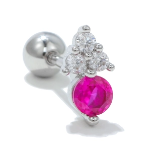 Makroaufnahme von Herz-Ohrknorpelstecker aus Edelstahl mit rosa und klarem Zirkon
