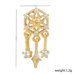 Detailansicht mit Maßen 8,5mm x 18,5mm des goldenen Sechseck-Ohrrings mit Zirkonia