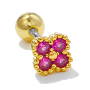 Vue macro de la boucle d'oreille en or 18k avec cristaux rubis et fermoir à vis à bille