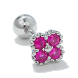 Macro d'un clou d'oreille lapin en or 18k avec zircons roses et fermoir à vis à bille