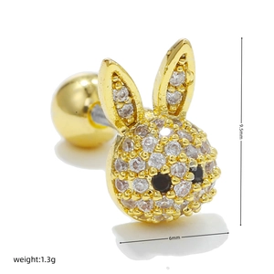 Vue macro du clou d'oreille lapin en or 18 carats 9,5x6mm avec incrustation zircon