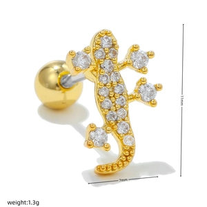 Détail de la boucle d'oreille lézard en or 18 carats avec incrustation de zircon