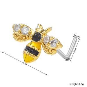 Detalle de piercing para nariz de abeja dorada con alas de circonita y esmalte amarillo