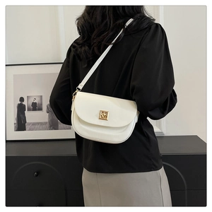 Vue arrière d'un sac besace blanc minimaliste avec une boucle dorée sur un modèle