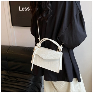 Sac bandoulière blanc plissé au fini mat avec une poignée nouée élégante