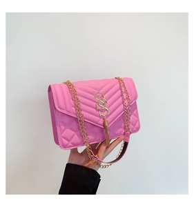 Detailansicht der gesteppten kirschblütenrosa Tasche mit goldenem SSS-Logo und Kette