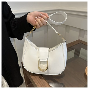 Elegante borsa hobo bianca a mezzaluna con fibbia a D dorata e tracolla a catena