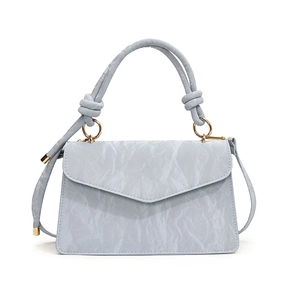Sac à main bleu clair minimaliste avec texture marbrée et boucle en métal doré