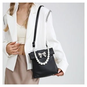 Sac à bandoulière en cuir PU noir avec nœud argenté et chaîne en perles blanches