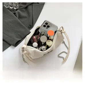Innenkapazität der beigen PU-Leder Umhängetasche mit Platz für Handy und Lippenstifte