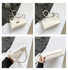 Détails du sac hobo en PU crème avec décor papillon et bandoulière chaîne