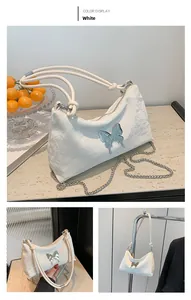 Détail du sac en PU blanc texturé avec fermoir papillon argenté et poignée en corde