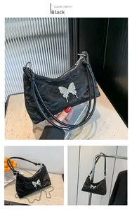 Détails du sac à bandoulière en PU noir avec texture plissée et boucle papillon argentée