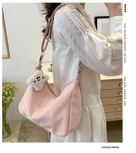 Sac hobo en daim rose avec charme en peluche mignon et détail de bandoulière assortie
