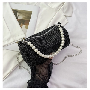 Sac cylindre noir brillant en strass avec anse en perles blanches et chaîne argentée