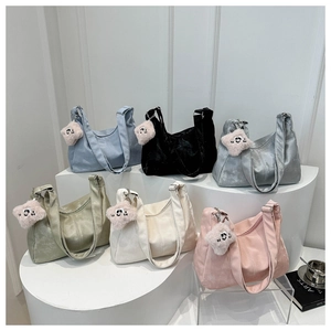 Sac fourre-tout léger en suède pour femme en six tons pastels avec bijou d'étoile
