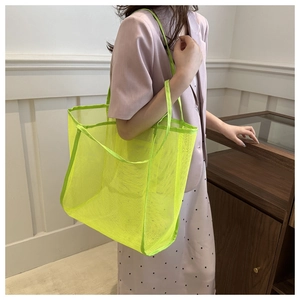 Bolso de malla amarillo neón combinado con blazer lavanda y falda de lunares