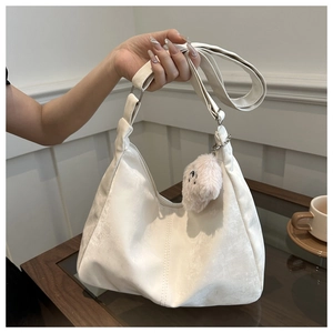 Sac hobo minimaliste beige en suédine avec bandoulière réglable et breloque ourson