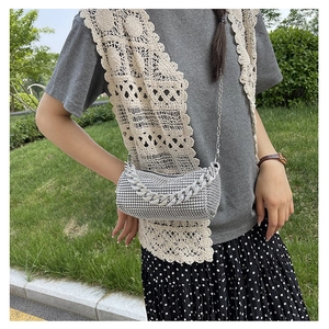 Sac bandoulière élégant en strass argentés avec chaîne en métal pour soirées et événements