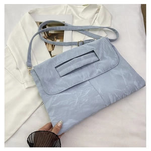 Détail du sac cabas en cuir PU bleu clair texturé avec poignée découpée unique