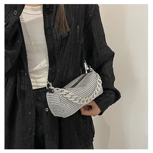 Détail du sac à bandoulière étincelant en strass avec chaînes élégantes porté par un mannequin