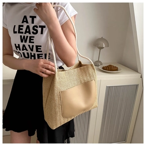 Détail du sac en paille tissé avec poche en cuir PU et poignée en corde sur mannequin
