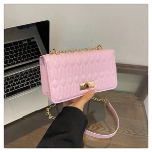 Sac à bandoulière matelassé rose en simili cuir avec chaîne dorée et fermoir rotatif