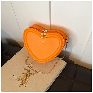 Helle orangefarbene herzförmige Umhängetasche mit Goldkette und Doppelreißverschluss
