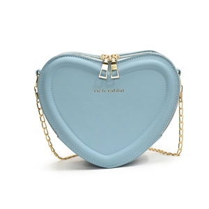 Hellblaue herzförmige Umhängetasche mit goldener Kette und rich rabbit Schriftzug