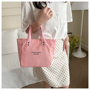 Sac fourre-tout rose imprimé de lettres avec détails de rivets métalliques de luxe