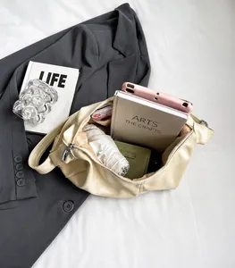 Vue de dessus du sac lune crème montrant l'espace pour tablette, parapluie et portefeuille