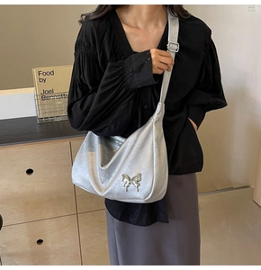 Détail du sac nuage argenté métallisé avec boucle papillon et bandoulière réglable