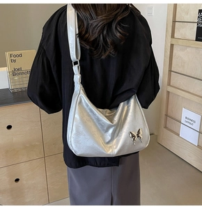 Sac hobo argenté à texture métallisée avec pendentif papillon en détail chic
