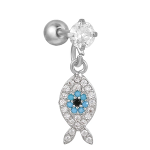 Nahaufnahme von Silber-Ohrstecker mit Evil Eye Fisch-Anhänger und klarem Zirkonia