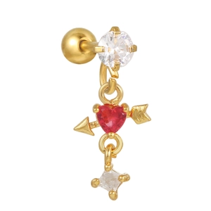 Dettaglio orecchino a bottone dorato con zircone a cuore rosso e motivo a freccia
