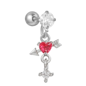Vista macro di piercing all'ombelico in argento con zircone a cuore rosso e ciondolo