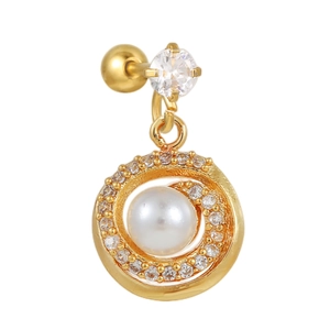 Detalle de piercing dorado con colgante de perla redonda y halo de circonitas