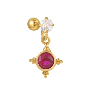 Detail van gouden piercing met rode zirkoon hanger en witte zirkonia steker