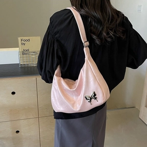 Sac hobo en similicuir rose souple avec pendentif papillon argenté et fini perlé